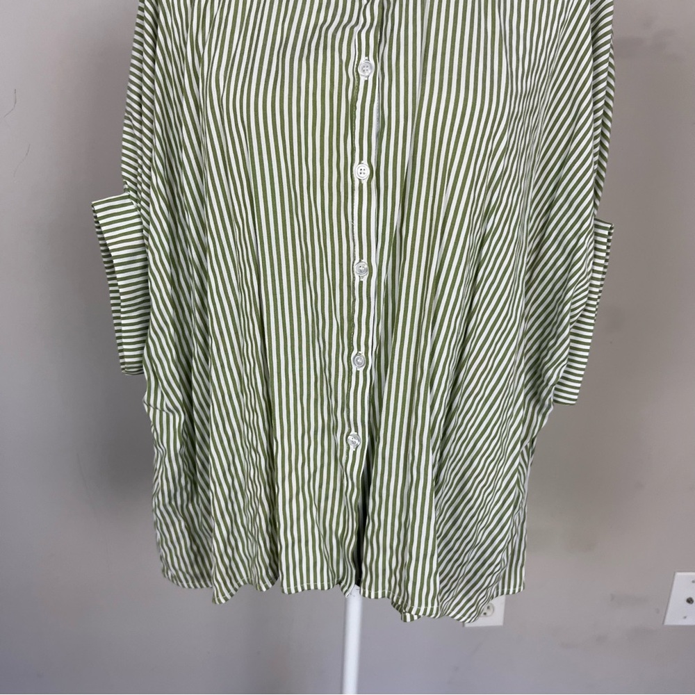BUTTON UP OVERSIZED STRIPED SHORT SLEEVE TOP IN WHITE AND GREEN SIZE SMALL - Picture 13 of 16
